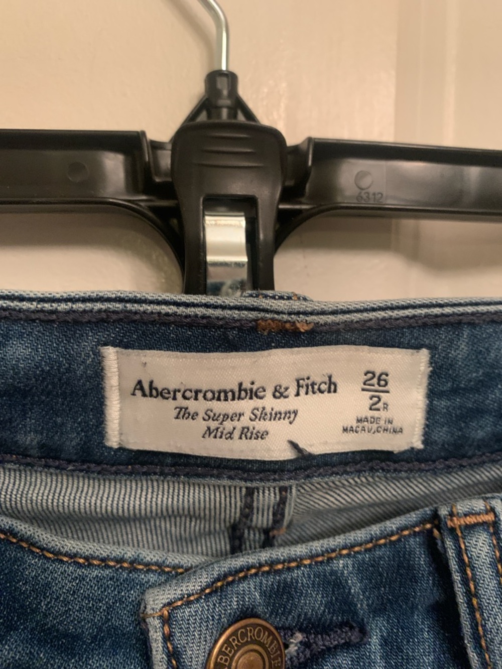 Abercrombie & Fitch Medium Blue Distressed Skinny Jeans Mid Rise 26/2R Ripped - Picture 2 of 9